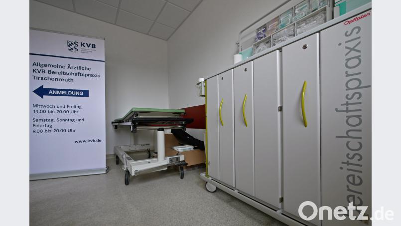 Die neuen Möbel für die Bereitschaftspraxis sind im dritten Obergeschoss nun eingetroffen. Das Bild zeigt den Blick ins Untersuchungszimmer. tr