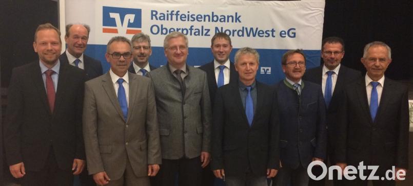 Die Redner blicken optimistisch in die Zukunft bei der ersten gemeinsamen Vertreterversammlung der &quot;neuen&quot; Raiffeisenbank Oberpfalz NordWest eG: v.l.: Oberrevisor Michael Kippes, Vorstand Herbert Meier, Aufsichtsrat Paul Reichenberger, Vorstand Robert Haubner, Aufsichtsrat Johannes Reger, Vorstand Thomas Keck, Aufsichtsrat Johannes Birkner, Bürgermeister Hans Donko, Vorstandssprecher Joachim Geyer und Aufsichtsratsvorsitzender Hubert Kellner. mez
