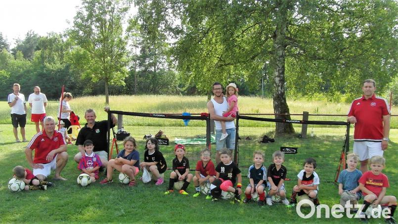 Das Feld für ein Trainingsspiel ist künftig schnell aufgebaut. An die von Michael Klugmann (knieend links) und Rainer Lukas (rechts) betreuten Bambini übergeben Stefan Kuchenreuther (Mitte stehend) und Markus Schupfner (knieend, Zweiter von links) vom Förderverein zwei kleinere und somit leichtere Tore. hl