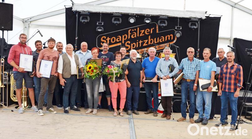 Zwischen 10 und 25 Jahre beim Unternehmen Kollmer Bohr und Tiefbau beschäftigt sind die 18 Mitarbeiter, die Juniorchef Stephan Kohl (rechts) und Seniorchef Martin Kohl (Siebter von rechts) anlässlich des Firmenjubiläums auszeichnen. ü