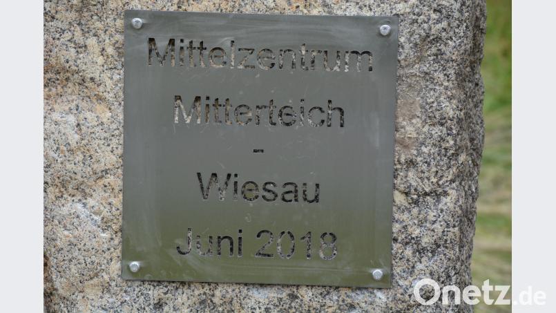 Diese Metalltafel ziert den Granitstein und weist auf das Mittelzentrum Mitterteich/Wiesau hin. jr