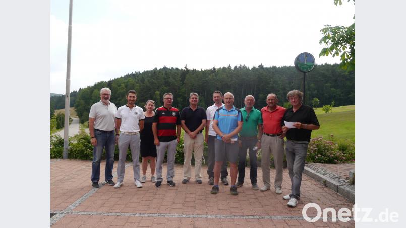 Für die Bestplatzierten des Golfturniers rentierte sich das frühe Aufstehen: Sie bekamen bei der Siegerehrung Preise überreicht. pko