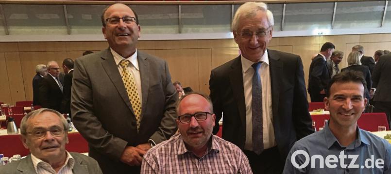 Die Molkereigenossenschaft Pleystein – mit Geschäftsführer a. D. Hubert Schmid, Vorstandschef Franz Nickl und Martin Reber (sitzend von links) – liefert künftig an Bayernland. Darüber freuen sich Hauptgeschäftsführer Gerhard M. Meier und Vorsitzender Albert Deß (stehend von links). Würth, Wolfgang (wolfgang.wuerth@oberpfalzmedien.de)