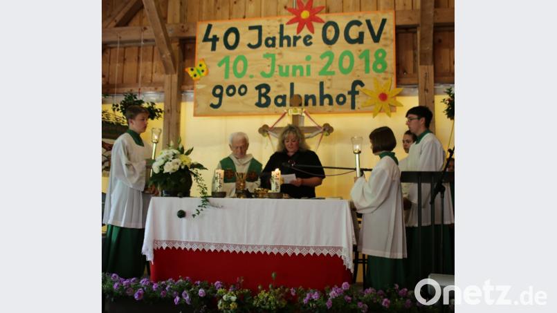 Im Festgottesdienst mit Pfarrer Andreas Schlagenhaufer gedachte Vorsitzende Tanja Voit der verstorbenen Mitglieder. muk