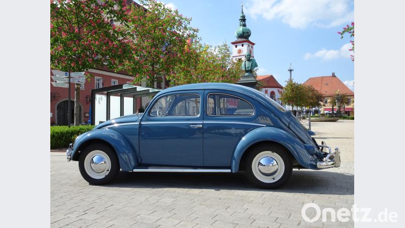 Der alte Käfer kehrt auf den Tirschenreuther Marktplatz zurück. rti