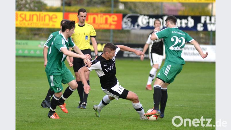 Knapp drei Wochen vor dem Saisonstart in der Bayernliga Nord testen die DJK Gebenbach (in der Mitte Marco Seifert) und die DJK Ammerthal ihre Form beim Küblböck-Cup in Burglengenfeld. ref