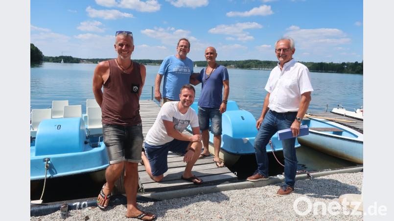 Die Yoga-Lehrer Chris Seiler, Tim Küchling und Navid Talebi (von links) richten gemeinsam mit Dietrich Schmidt und Bürgermeister Harald Bemmerl am Steinberger See ein Yoga-Festival aus.   Bild: Hirsch Hirsch (RHI), Rudolf [RHI] (RUDOLF.HIRSCH@T-ONLINE.DE)