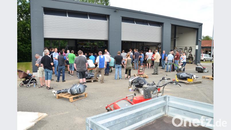 Windgeschützt in einer Halle des Bauhofs spielt sich das Geschehen ab. fjo