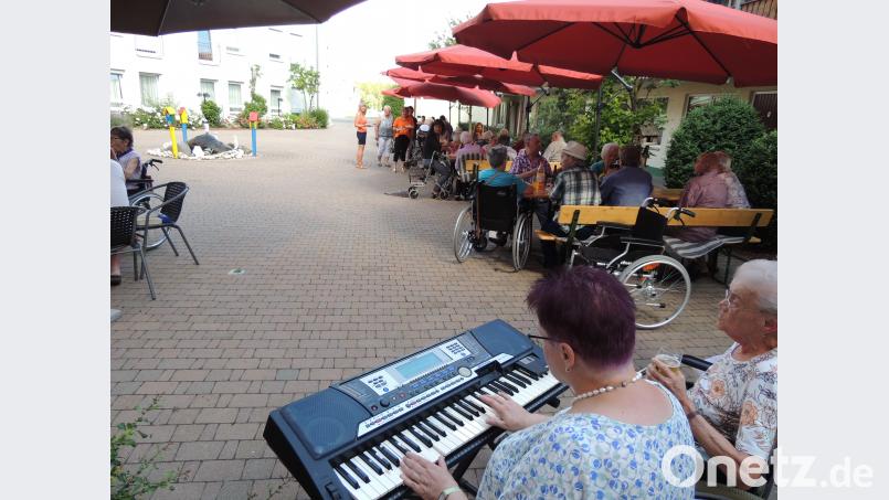 Renate Kick spielt am Keyboard für die Senioren. mor