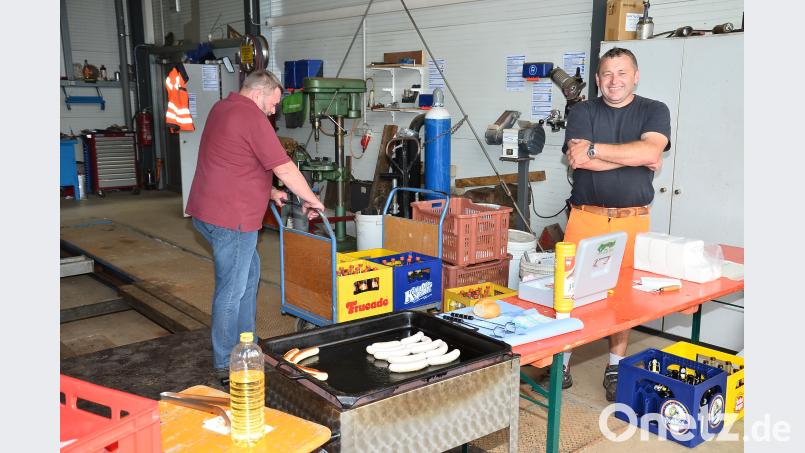 Bauhof-Mitarbeiter servieren Imbiss und Getränke. fjo