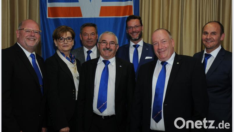 Vorstand und Aufsichtsrat der Raiffeisenbank Auerbach-Freihung (v.l.n.r.) Arthur Schriml, Eva Birkmüller, Reinhard Schenk, Hans Wagner, Michael Sommer, Frank E. Kirchhof und Robert Kummer. gf