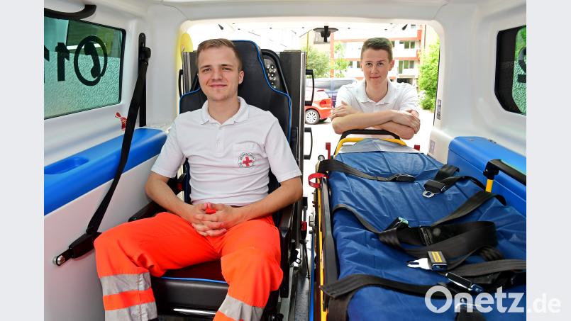 Jonas Neudert (links) und Josef Trummer an ihrem Arbeitsplatz: im Krankenwagen. Petra Hartl