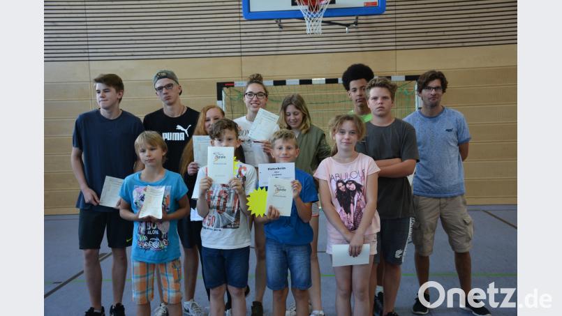 Organisator und Sportbeauftragter Christian Bangert (rechts) beglückwünscht die erfolgreichen Schüler zu Sieger- und Ehrenurkunden. ak