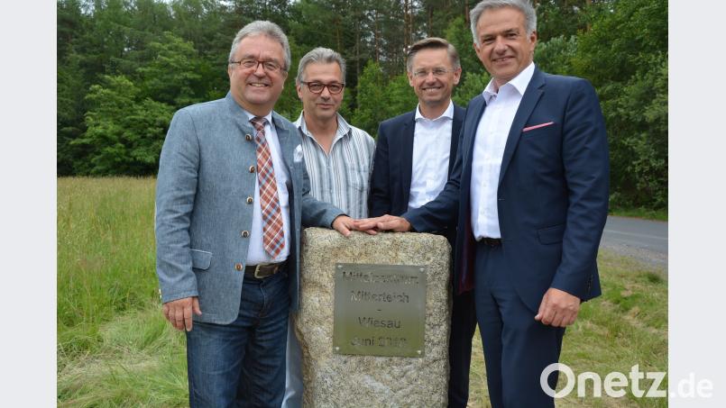 Waren bei der offiziellen Freigabe des Granitsteins an der Grenzen beider Kommunen mit dabei. (Von links) Bürgermeister Toni Dutz, Klaus Schüssler (Geschäftsleiter Stadt Mitterteich), MdL Tobias Reiß, der die Glückwünsche der Staatsregierung überbrachte, sowie Bürgermeister Roland Grillmeier. jr