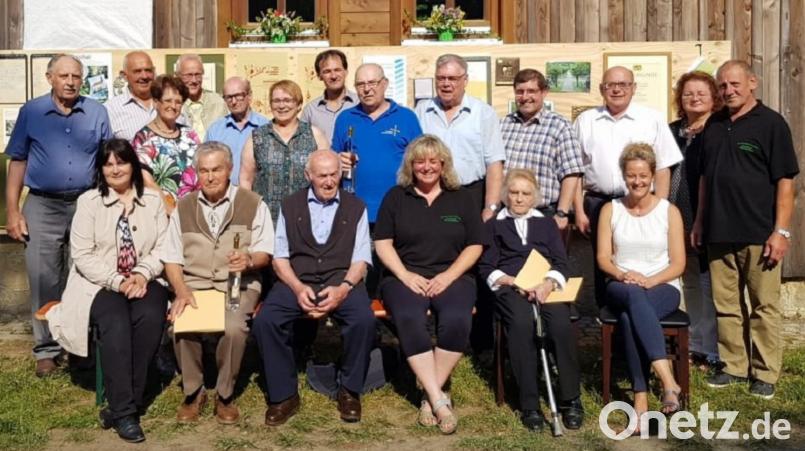 Die Vertreter des Gartenbauvereins Gaisthal-Rackenthal und die Ehrengäste aus Stadtgemeinde und Gartenbauverband zeichneten langjährige und treue Mitglieder aus. exb