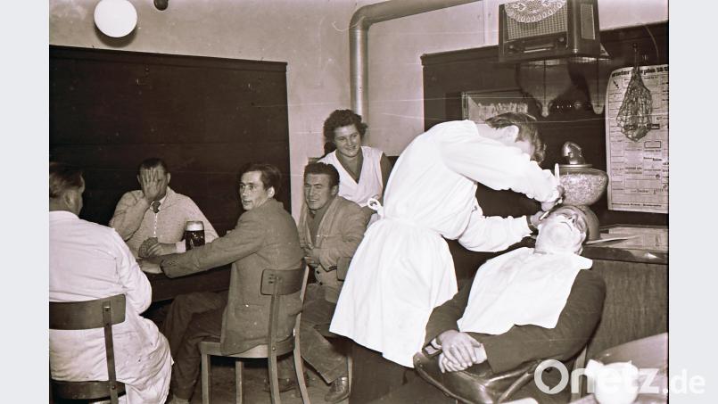 Wie gemütlich es in der Rohrer-Gaststube einst zuging zeigt das Bild aus den 1960er Jahren. Wenn man Glück hatte, fand sich auch ein "Bader", der die Gäste "beim Scherm-Karl" auf Wunsch rasierte. hev