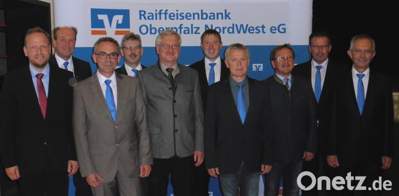 Die Redner blicken optimistisch in die Zukunft bei der ersten gemeinsamen Vertreterversammlung der &quot;neuen&quot; Raiffeisenbank Oberpfalz NordWest eG: v.l.: Oberrevisor Michael Kippes, Vorstand Herbert Meier, Aufsichtsrat Paul Reichenberger, Vorstand Robert Haubner, Aufsichtsrat Johannes Reger, Vorstand Thomas Keck, Aufsichtsrat Johannes Birkner, Bürgermeister Hans Donko, Vorstandssprecher Joachim Geyer und Aufsichtsratsvorsitzender Hubert Kellner. mez