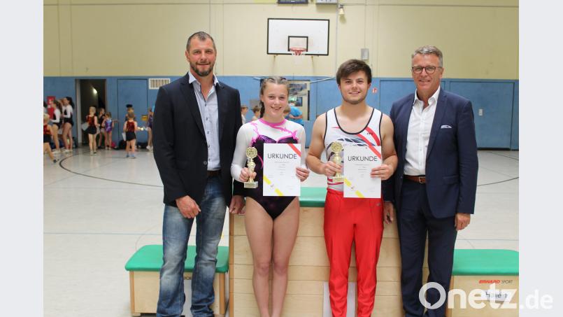 Stadtmeisterschaft Turnen das zweite Foto zeigte die Stadtmeister Lea Tretter und Moritz Helgert mit Huberth Rosner und Bürgermeister Franz Stahl hä