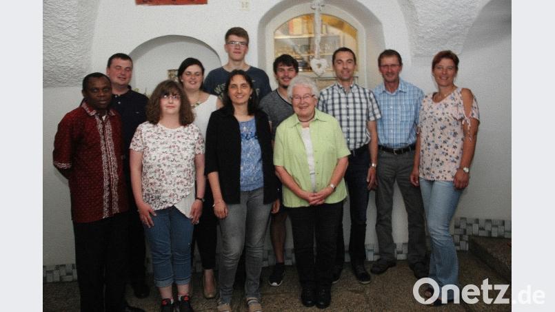Pfarrer Franklin und Maximilian Roeb (von links) danken mit der neu gewählten Pfarrgemeinderatssprecherin Carolin Lindner (Vierte von links) den ausscheidenden Räten und begrüßen die neuen. wro