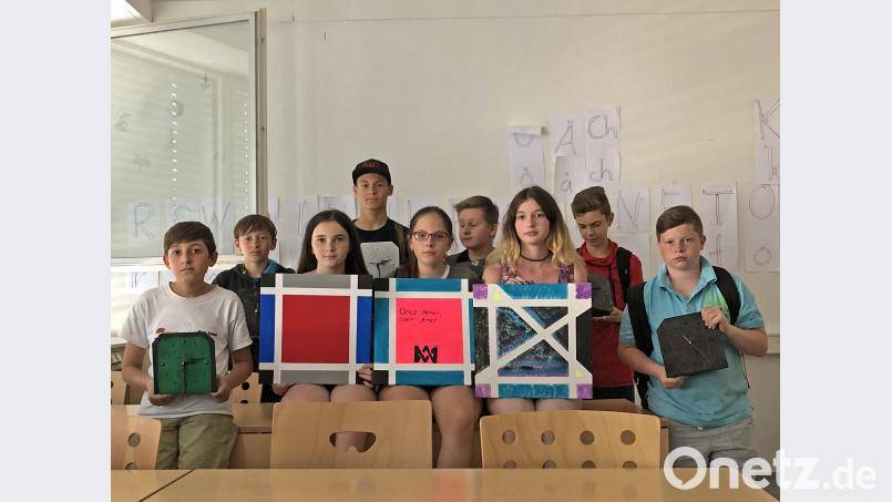 Stolz präsentieren die Schüler der Mittelschule Grafenwöhr die Ergebnisse ihrer Arbeit bei dem Besuch des Bfz Weiden. Von links: Raslan Al Bagdadi, Daniel Erfurt, Shayenne Maxwell, Günther Dittner, Katharina Kononenko, Daniel Koslov, Jaqueline Birner, Jonas Hoheißl und Daniel Gerber. ow