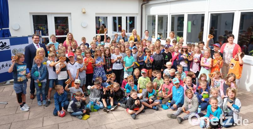 Die Grundschule Fensterbach holte sich beim  Sportabzeichen – Schulsportwettbewerb einen Spitzenplatz auf Landesebene. Das ostbayerische Handwerk und die Handwerkskammer Niederbayern – Oberpfalz sind Kooperationspartner  des BLSV.  Geschäftsführer Alexander Stahl (links) belohnte im Beisein von Rektorin Heidi Neidl (rechts) alle Schüler/innen mit Brezen als handwerkliches Frühstück. ohr