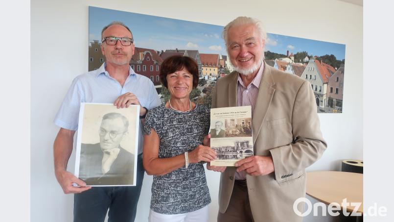 Zweite Bürgermeisterin Ulrike Roidl bedankte sich beim Autor Erich Zweck (rechts) und Archivar Josef Fischer (links) für die gute Zusammenarbeit bei der Dokumentation: „Es war im Sommer 1916 an der Somme“.     Bild: Hirsch Hirsch (RHI), Rudolf [RHI] (RUDOLF.HIRSCH@T-ONLINE.DE)