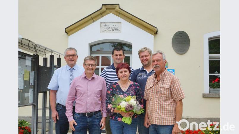 Im Rathaus wurde Evi Duscher verabschiedet. Im Bild von  links Bürgermeister Richard Tischler, Gerhard Deinzer, der Trausnitzer Bürgermeister  Martin Schwandner, Evi Duscher, Verwaltungsleiter Bernhard Baumer und Alfred Hammer. hm