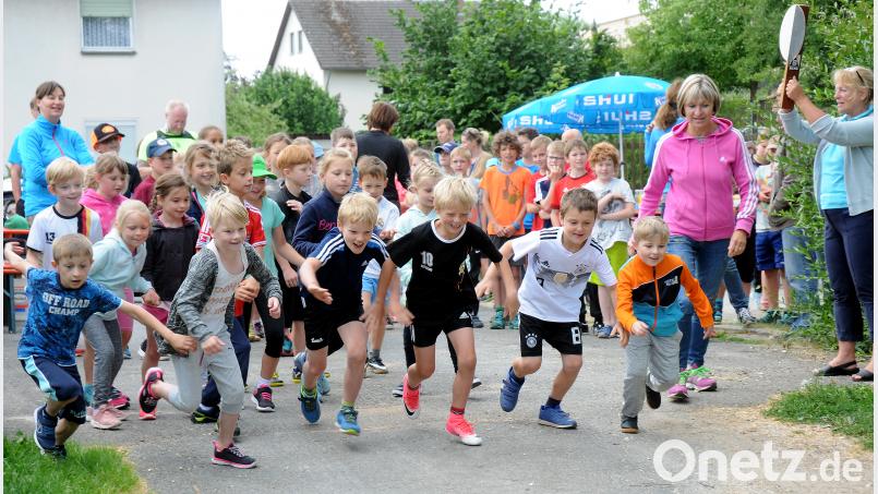 Ganz schön viel los neben der Schule: Am Häustbergweg in Raigering starten die Schüler der ersten bis vierten Klasse ihren Spendenlauf. Stephan Huber