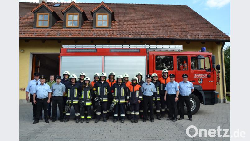 Das Prüfungsteam, Bürgermeister Hermann Ach (Dritter von links) sowie die Kommandanten, Ausbilder und Vorsitzender Josef Hierold (links) gratulieren 13 Feuerwehrleuten zur bestandenen Leistungsprüfung. gi