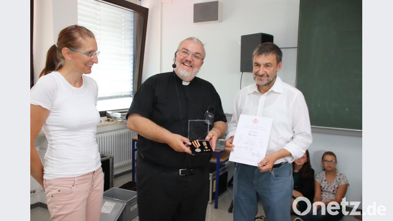 Mit Ehrenzeichen des Malteser-Ordens würdigte Pater Gerhard Lagleder (Mitte) den Einsatz des Lehrers Wolfgang Schneider (rechts), der viele  Spendenaktionen für Lagleders Sozialprojekt organisiert hat. Gleichzeitig wurde Lehrerin Catharina Höcherl (links) als Schneiders Nachfolgerin vorgestellt. Thomas Dobler