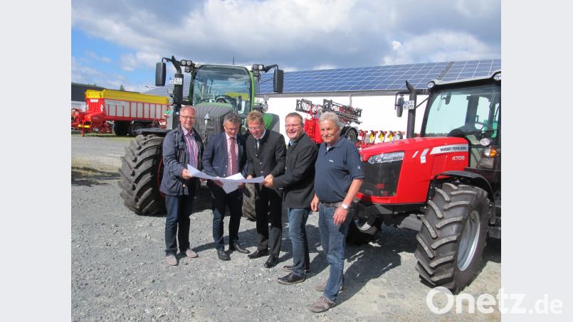 Bauamtsleiter Georg Keil, Bürgermeister Martin Birner, Heribert Schulte, Bernhard Beer und  der Neunburger Verkaufsberater Franz Breu (von links)  versprechen sich für den Neubau auch Synergie-Effekte. Bugl