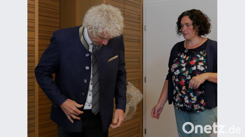 Raus aus der Anzugjacke, rein in den Landkreis-Janker tr