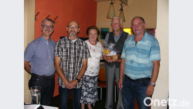 Kommen und Gehen beim VdK-Ortsverband Lintach (von links): der neue Kassier Jürgen Göldl, 2. Vorsitzender Wolfgang Panten, Kreisvorsitzende Marianne Kies-Baldasty, der ausscheidender Kassier Philipp Schwab und Vorsitzender Ludwig Hirn. exb