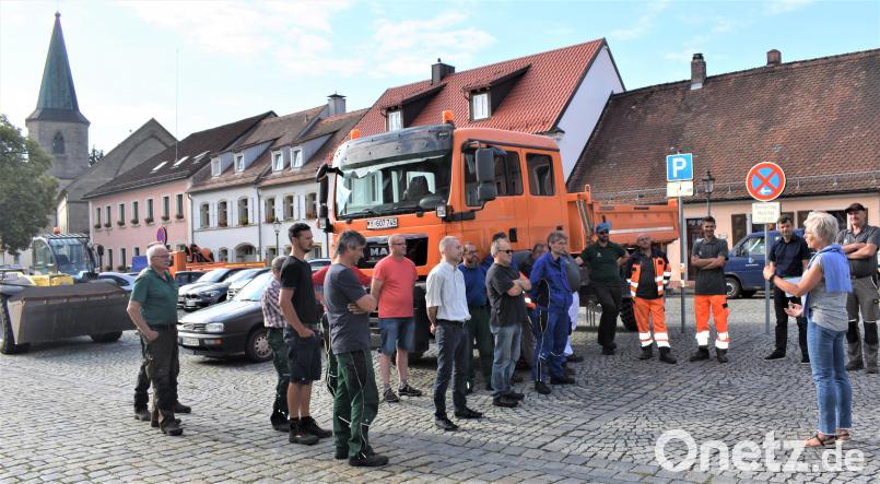 Bevor die Arbeiter des Bauhofes und der Bundeswehr ausschwärmen, begrüßt zweite Bürgermeisterin Anita Stauber die Helfer. rgr
