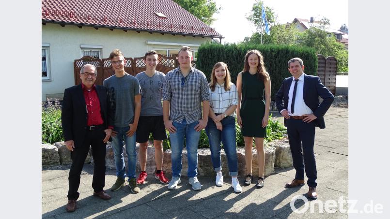 Herausragende Seminararbeiten verdienen besonderes Lob (von links) Studiendirektor Ludwig Räß, Nico Schöner, Dominik Herl, Andreas Kinscher, Sara Maier, Kirsten Schulze und Oberstudiendirektor Dieter Meyer. exb