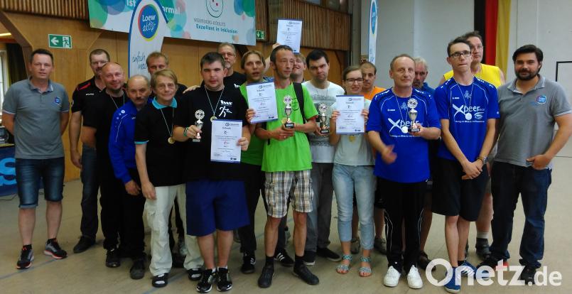 Kurt Loew (rechts),  Florian Dotzler (links) und Abteilungsleiter Dieter Buchner (Zweiter von links) überreichten den Siegern in den einzelnen Gruppen die Pokale. wdb