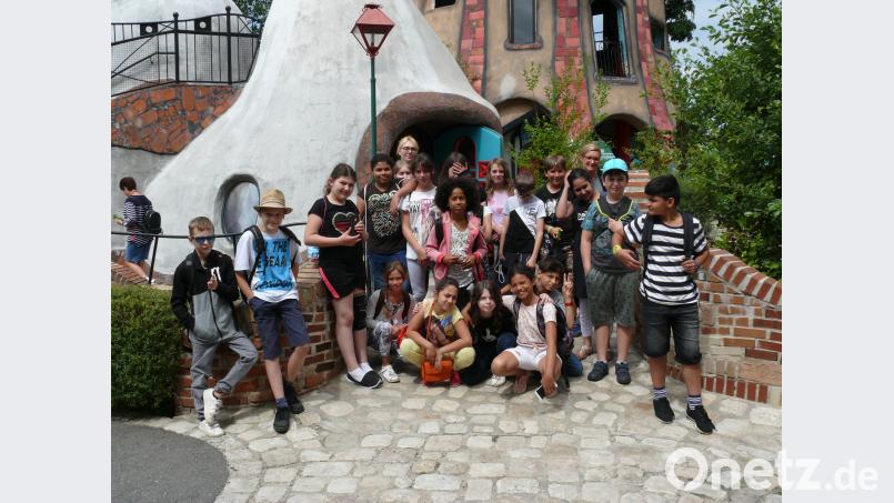 Die Schüler des Sonderpädagogischen Förderzentrums Eschenbach beim Hundertwasserturm. ULH