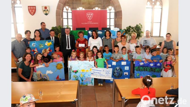 <p>Im gro&amp;szlig;en Rathaussaal stellten sich Kinder, Betreuer, B&amp;uuml;rgermeister, Sponsor und Gewinner der Publikumspreise zum Gruppenfoto.</p>
 Bild: Gebhardt