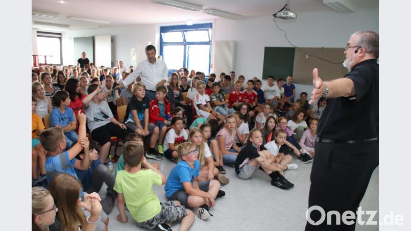 Pater Gerhard Lagleder informierte die Fünft- und Sechstklässler des Schmeller-Gymnaisums über sein Hilfsprojekt in Südafrika. Nach dem Vortrag gab es eine lebhafte Diskussion. Thomas Dobler