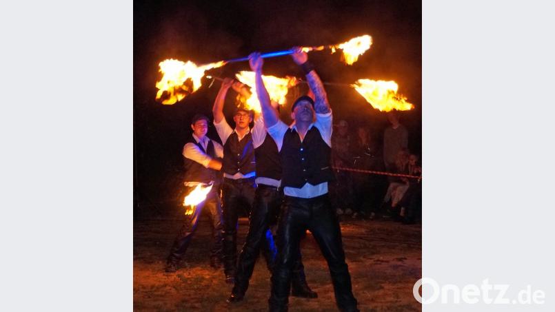 Zum zehnten Mal tanzten im Stadtpark die Flammen: Beim Johannisfeuer begeisterten &quot;Ameno Signum&quot; ihre Fans mit ihrer neuen Rock-Show. agr