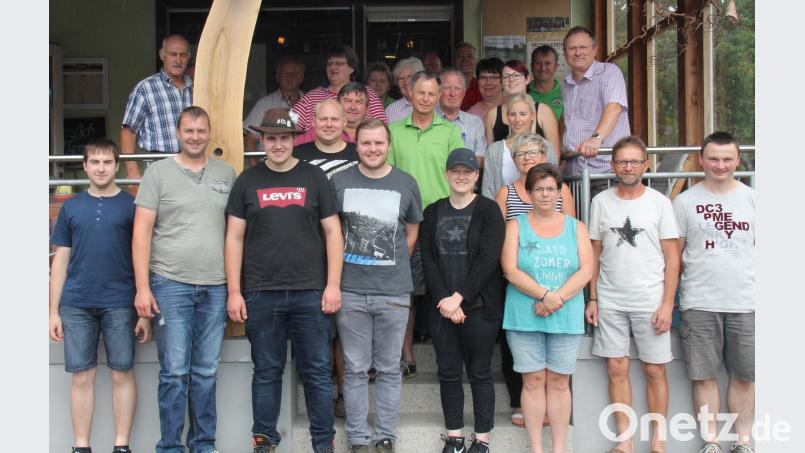 Alle Teilnehmer bestanden den Schießwartlehrgang in Thanstein. Alois Obermeier (links oben) und Gauschützenmeister Manfred Muck (hinten) gratulierten. dl