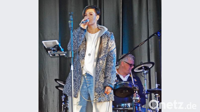 Musikalisch heizte die Band &quot;Roadhouze&quot; den Gästen im Stadtpark ein. agr