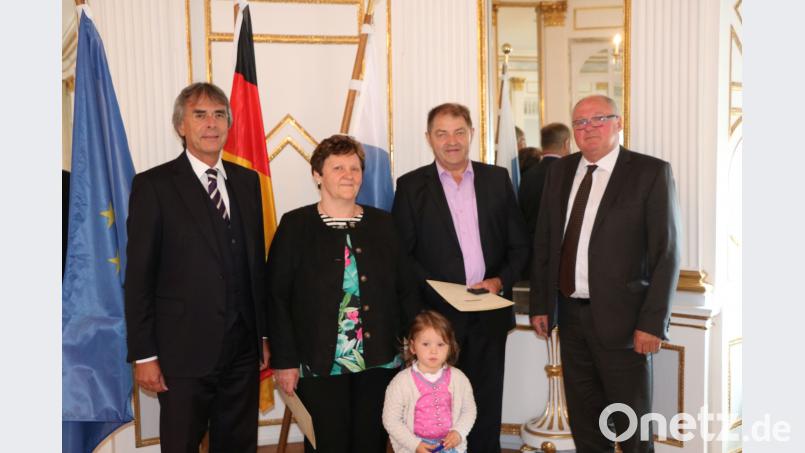 Regierungspäsident Axel Bartelt (links) und der Oberviechtacher Bürgermeister Heinz Weigl (rechts)  bedanken sich bei Christa und Martin Biegerl (Mitte) mit Enkelin Franziska für ihren jahrelangen Einsatz. exb