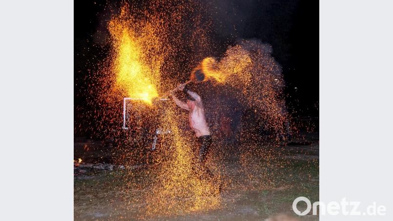 Beim Tanz mit den Feuerstäben sprühten tausende Funken. agr