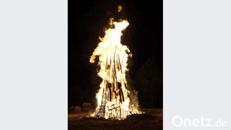 Meterhoch loderte das Johannisfeuer in den Nachthimmel. agr