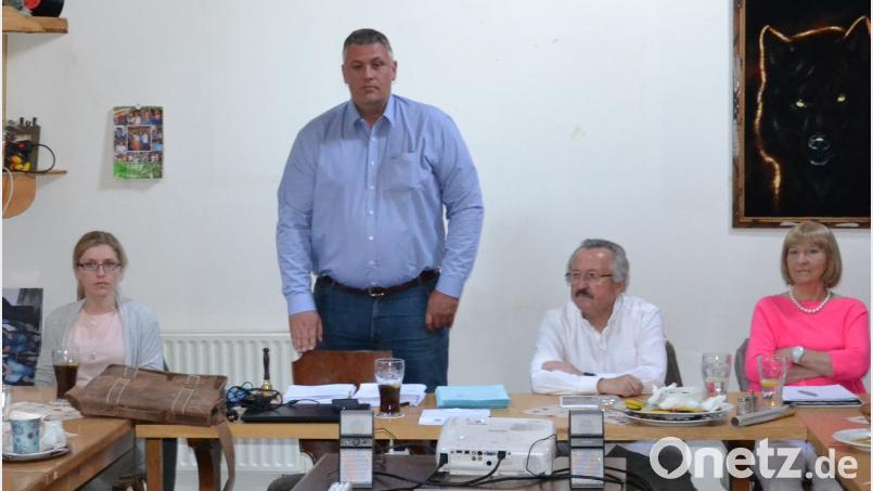 Roland Magerl (stehend) und die Weidener AfD-Führung beim Vortrag in Parkstein. Würth, Wolfgang