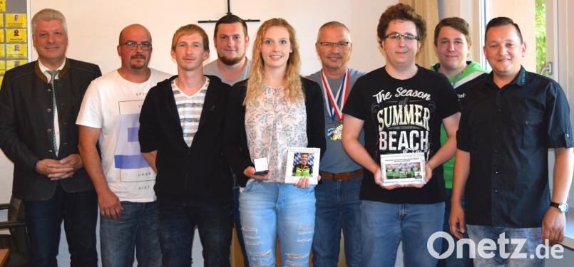 Bürgermeister Günter Stich freut sich mit Marco Striegl, Benjamin Volkmer, Florian Girke, Tina Volkmer, Manfred Nasser, Maximilian Hacker, Stefan Hacker und Vorsitzendem Andreas Stahl (von links). omu