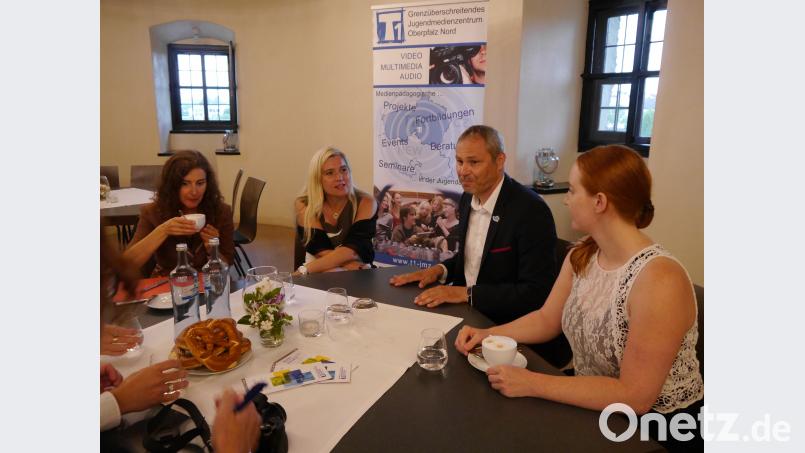 Ein Thema beim Besuch der Gesundheitsministerin Melanie Huml (Dritte von rechts) zum zehnjährigen Bestehen des Jugendmedienzentrums T1 vor ein paar Tagen waren die Aktionen und Projekte des Kreisjugendrings zur Drogenprävention. exb