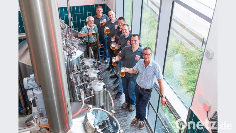 Bei der Bierprobe (von links): Brauerei-Chef Franz Dorfner, Vorsitzender Michael Schuminetz, 2. Vorsitzender Thomas Maier, Vorsitzender Konrad Bierner (Schnaittenbach), Kommandant Sebastian Jasinsky, 2. Kommandant Claus Meyer und Bürgermeister Hermann Falk. u