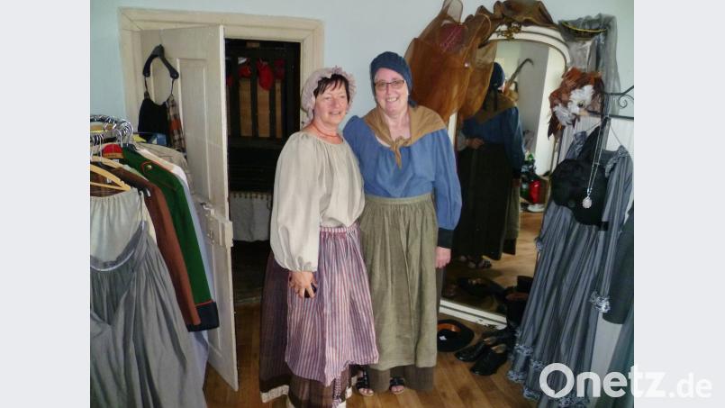 Emmi Schrödl aus Poppenricht und Veronika Pröls aus Vilseck präsentieren bei der Kostümprobe in Vohenstrauß ihre Schauspielgarderobe. rha
